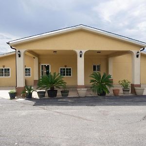Woodridge Inn And Suites